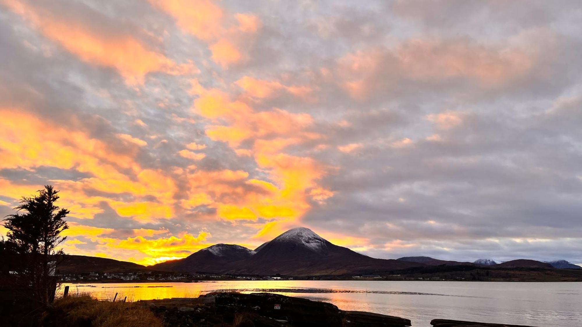 Breakish Carnmhor, Isle Of Skye - Stunning 242 Year Old Cottage On Its Own Sea Shore! מראה חיצוני תמונה